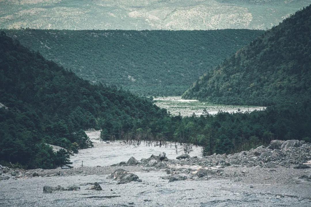 你還不知道麗江隱藏在最俊秀美麗的玉龍雪山下一條流淌“牛奶”的河流？